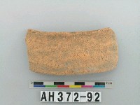 藏品(黃褐色粗砂陶口緣)的圖片